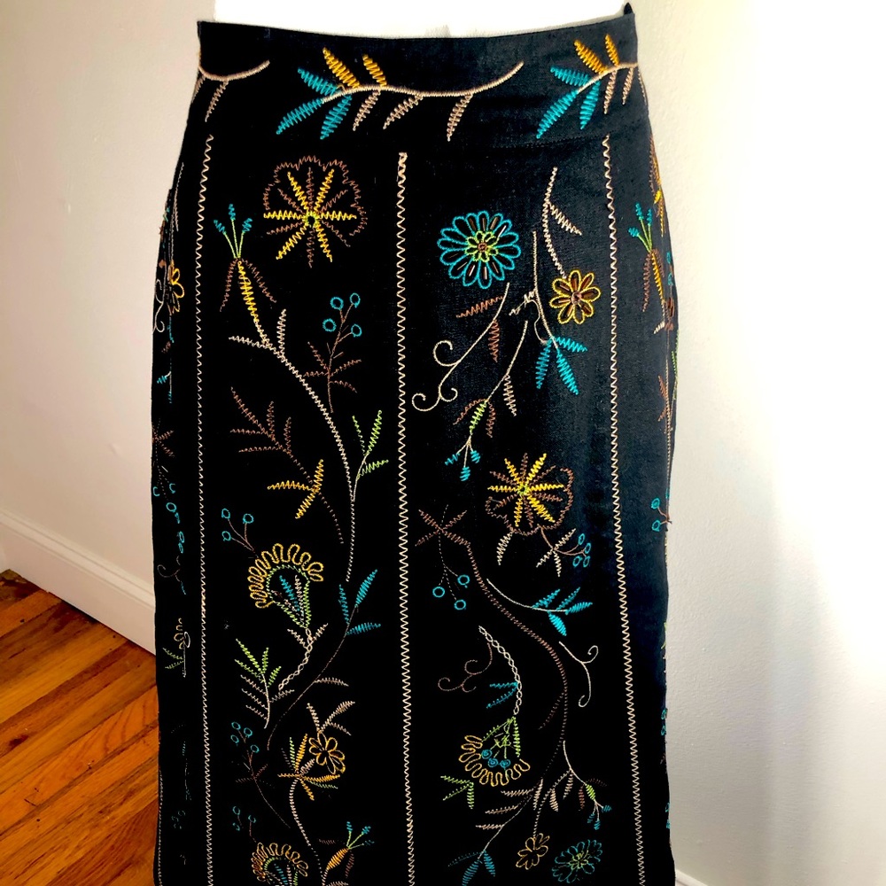 EMBROIDERED SILKLAND BLACK LINEN LINED SKIRT
